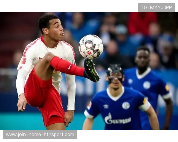 沙尔克04—莱恩中路转移球助前锋破门