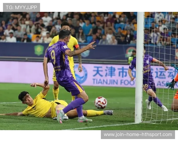 天津津门虎中场拦截到位，快速过渡直插禁区